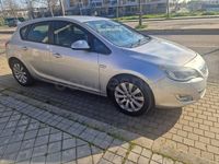 Usado Opel Astra Selective 110 HP (80 kW) 2011 Cinzento Sedan