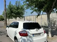 Usado Toyota Auris Active 90 CV (66 kW) 2012 Blanco Berlina