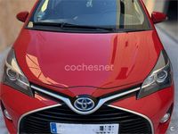 Usado Toyota Yaris Hybrid Active 100 CV (73 kW) 2016 Rojo Berlina