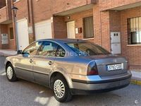 Usado VW Passat Highline 130 CV (95 kW) 2004 Gris / plata Berlina