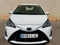 Usado Toyota Yaris Hybrid Active 100 CV (73 kW) 2020 Blanco Berlina