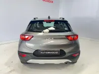 Usado Kia Stonic 101 CV (74 kW) 2023 Gris / plata SUV