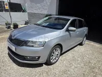 Usado Skoda Rapid Style 90 CV (66 kW) 2018 Gris / plata Utilitario