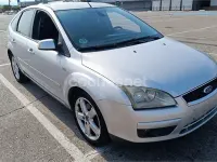 Usado Ford Focus Ghia 115 CV (84 kW) 2007 Gris / plata Berlina