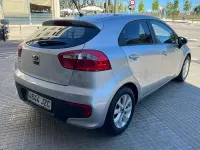 Usado Kia Rio 84 CV (61 kW) 2017 Gris / plata Berlina