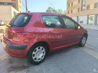 Usado Peugeot 307 110 CV (80 kW) 2003 Rojo Berlina