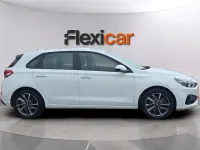 Usado Hyundai i30 110 CV (80 kW) 2021 Blanco Berlina
