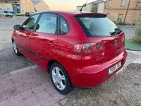 Usado Seat Ibiza 100 CV (73 kW) 2005 Rojo Utilitario