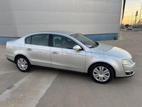 Usado VW Passat Highline 140 CV (102 kW) 2006 Gris / plata Familiar
