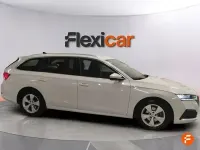 Usado Skoda Octavia 110 CV (80 kW) 2021 Blanco Familiar