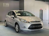 Usado Ford Fiesta Trend 75 CV (55 kW) 2012 Gris Utilitario