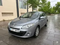 Usado Renault Mégane Dynamique 105 CV (77 kW) 2010 Gris / plata Berlina