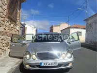 Usado Mercedes E220 Classic 143 CV (105 kW) 2002 Gris / plata Berlina