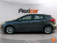 Usado Ford Focus Trend 100 CV (73 kW) 2017 Gris Berlina