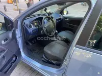 Usado Ford Fiesta Trend 80 CV (58 kW) 2006 Gris / plata Utilitario