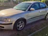 Usado VW Passat Highline 90 CV (66 kW) 1999 Gris / plata Berlina