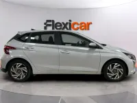 Usado Hyundai i20 100 CV (73 kW) 2024 Gris Utilitario