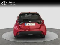 Usado Toyota Yaris Hybrid Active 116 CV (85 kW) 2022 Rojo Monovolumen
