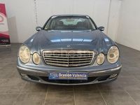 Usado Mercedes E220 Avantgarde 150 CV (110 kW) 2004 Gris / plata Berlina