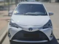 Usado Toyota Yaris Hybrid Active 73 CV (53 kW) 2018 Blanco Berlina