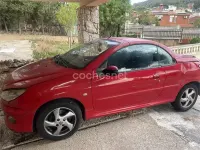 Usado Peugeot 206 110 CV (80 kW) 2003 Rojo Descapotable
