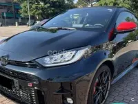 Usado Toyota Yaris Hybrid Sport 116 CV (85 kW) 2021 Negro Berlina
