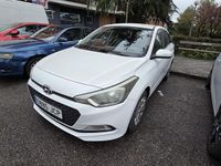 Usado Hyundai i20 84 CV (61 kW) 2015 Blanco Berlina