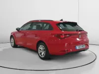 Usado Seat Leon Reference 116 CV (85 kW) 2022 Rojo Familiar