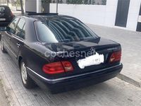 Usado Mercedes E300 Avantgarde 177 CV (130 kW) 1998 Azul Berlina