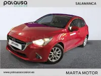 Usado Mazda 2 90 CV (66 kW) 2017 Granate Berlina