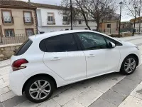 Usado Peugeot 208 Style 100 CV (73 kW) 2016 Blanco Utilitario