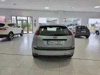 Usado Ford Focus Trend 101 CV (74 kW) 2005 Plateado Utilitario