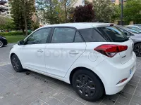 Usado Hyundai i20 84 CV (61 kW) 2017 Blanco Berlina