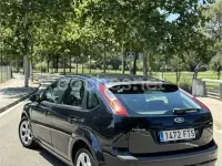 Usado Ford Focus Ghia 115 CV (84 kW) 2007 Negro Berlina