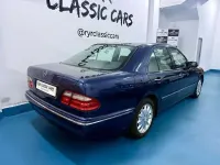 Usado Mercedes E240 Elegance 170 CV (125 kW) 2000 Azul Berlina