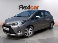 Usado Toyota Yaris Hybrid Active 100 CV (73 kW) 2020 Gris Berlina