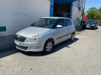 Usado Skoda Fabia Style 105 CV (77 kW) 2010 Gris / plata Berlina
