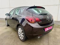 Usado Opel Astra 140 CV (102 kW) 2012 Marrón Berlina