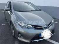 Usado Toyota Auris Hybrid Advance 136 CV (100 kW) 2013 Gris / plata Berlina
