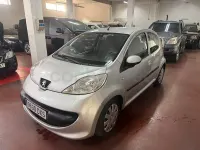 Usado Peugeot 107 54 CV (39 kW) 2006 Gris / plata Utilitario