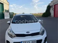 Usado Kia Rio 84 CV (61 kW) 2015 Blanco Berlina