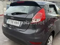 Usado Ford Fiesta Trend 82 CV (60 kW) 2013 Gris / plata Berlina