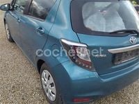 Usado Toyota Yaris Hybrid Active 100 CV (73 kW) 2013 Azul Berlina