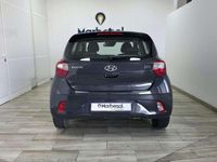 Usado Hyundai i10 67 CV (49 kW) 2021 Gris Utilitario