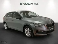 Usado Skoda Scala Ambition 110 CV (80 kW) 2022 Gris Utilitario