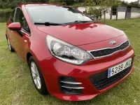 Usado Kia Rio 75 CV (55 kW) 2015 Rojo Berlina