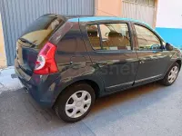 Usado Dacia Sandero Ambiance 75 CV (55 kW) 2009 Violeta / lila Berlina