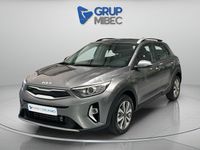 Usado Kia Stonic 100 CV (73 kW) 2025 Gris / plata SUV