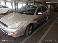 Usado Ford Focus Ghia 90 CV (66 kW) 2001 Gris / plata Berlina