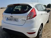 Usado Ford Fiesta Trend 100 CV (73 kW) 2014 Blanco Utilitario